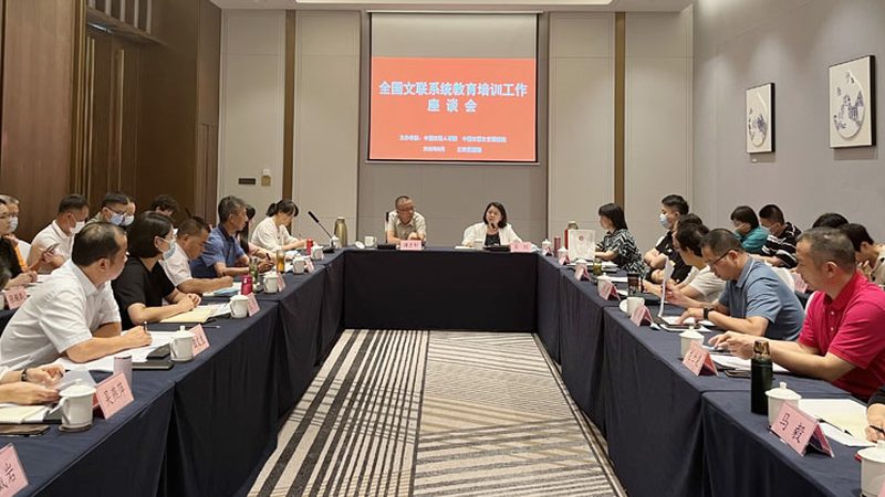 小标题：PPT模板的重要性